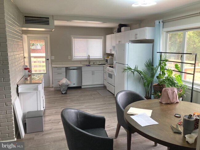 Foto del edificio - 7405 Kelvin Pl
