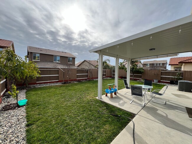 Building Photo - 4 Bedroom in Somerset Ranch Community!