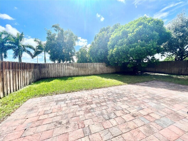 Foto del edificio - 3300 SE 7th Ct