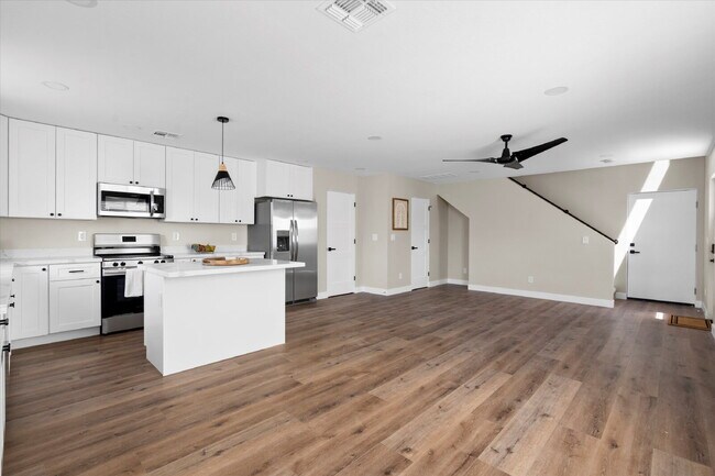 Foto del edificio - New Build 2025 Modern Duplex | 3 Bed, 2.5 Bath + Private Balcony & 2-Car Garage