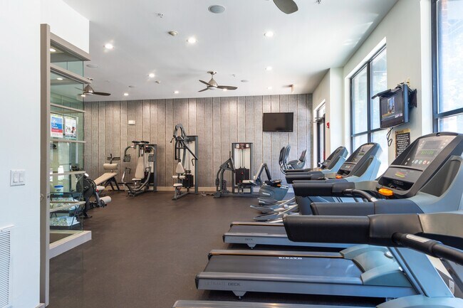 Totalmente equipado para cada entrenamiento. - Midtown Houston Living