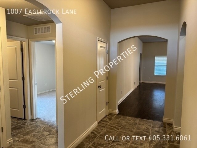 Foto del edificio - 1007 Eaglerock Ln