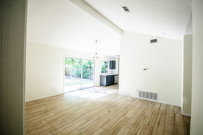 Building Photo - 6208 Glen Meadow Dr