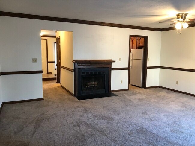 Building Photo - SPACIOUS TOWNHOME IN CENTRAL LOCATION