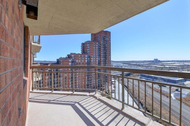Building Photo - 1332 Harmon Cove Tower