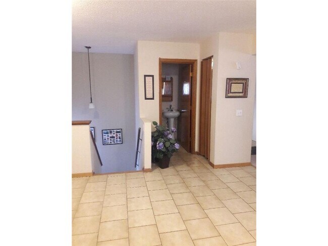Foto del edificio - 9244 Syndicate Ave