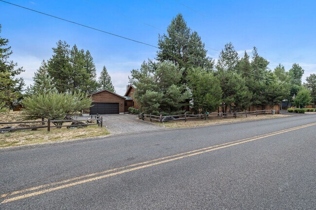 Building Photo - Log home on 3.57 riverfront acres with stu...