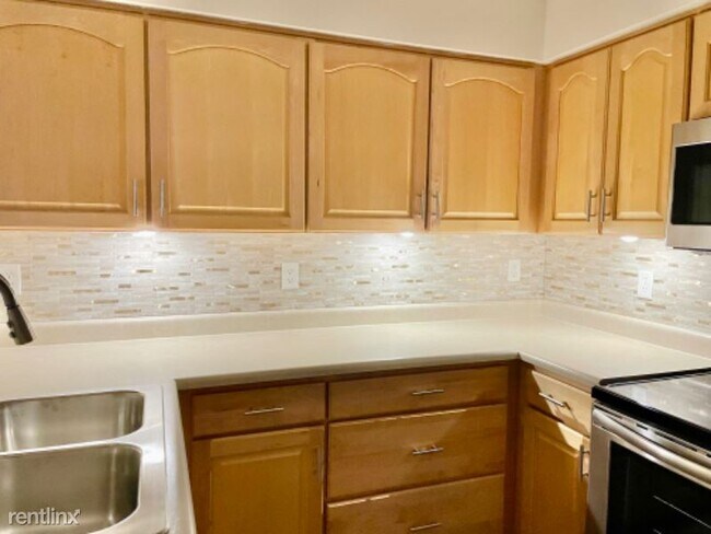 Building Photo - 2 br, 3 bath Townhome - 13299 Holly St E U...