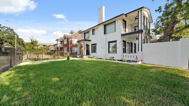 Building Photo - 2119 Isabella St