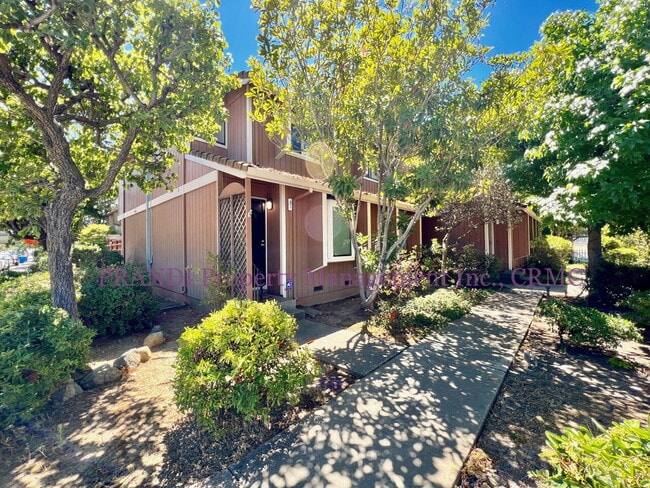 Building Photo - Delightful End Unit Townhome with Washer/D...