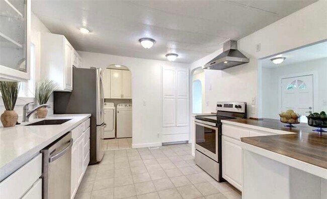 Building Photo - Remodeled home in Holly Hills!