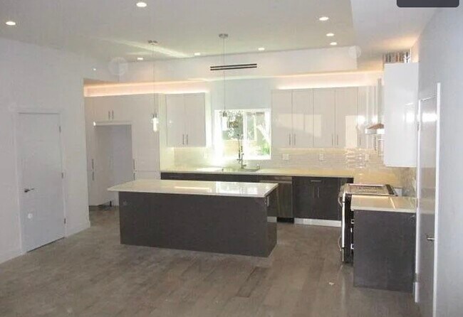 Building Photo - 6848 Encino Ave