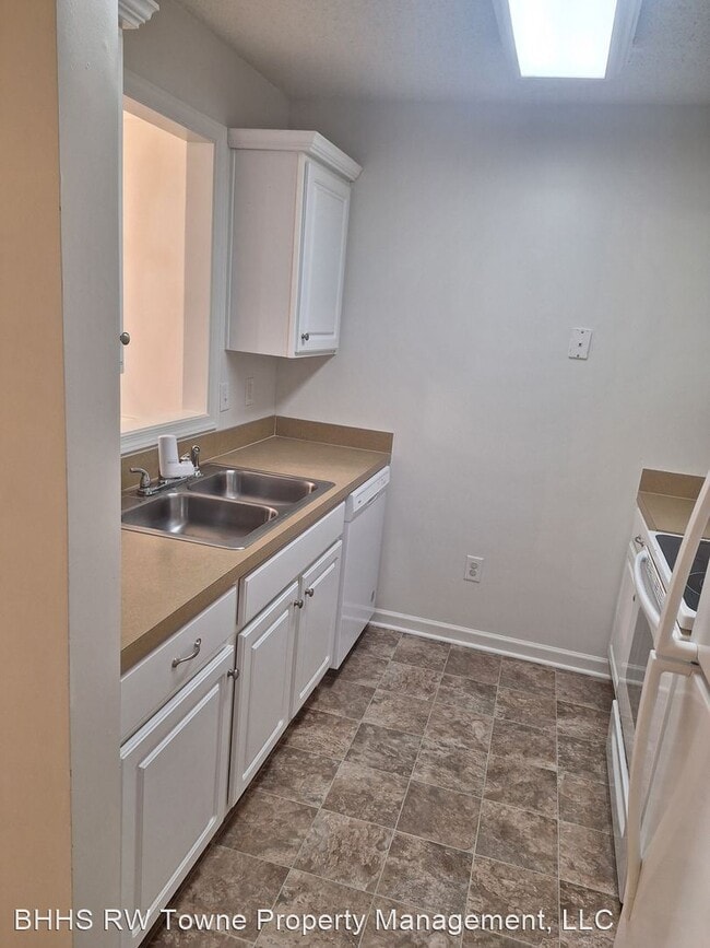Building Photo - 2 br, 2 bath House - 2207 Montgomerie Arch