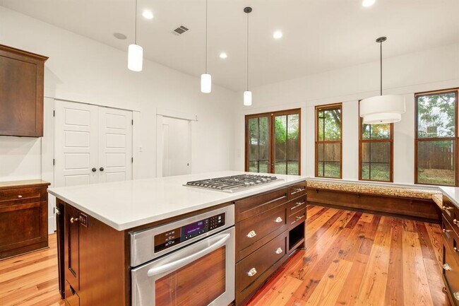 Building Photo - 205 E Milton St