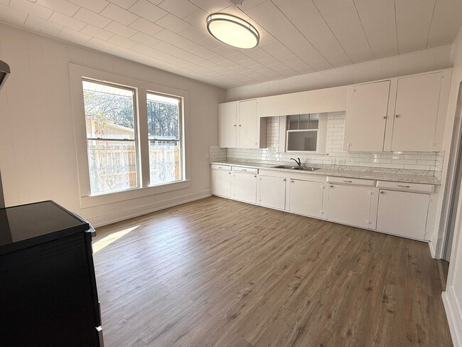 Building Photo - 503 N 5th St