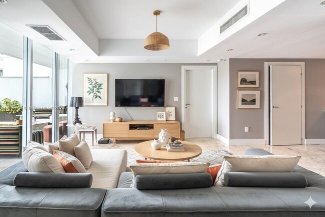 Building Photo - 2627 S Bayshore Dr