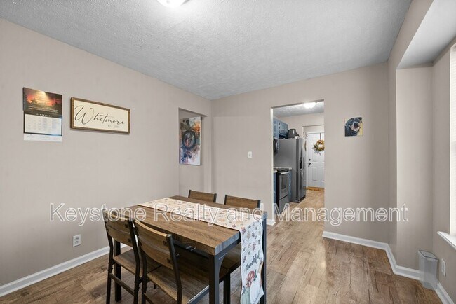 Foto del edificio - 223 Golden Pond Ave