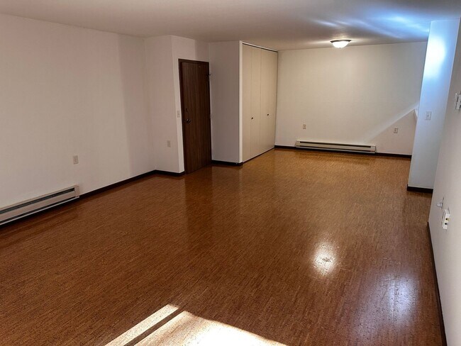 Foto del edificio - Spacious 2 bed 1.5 bathroom Condominium