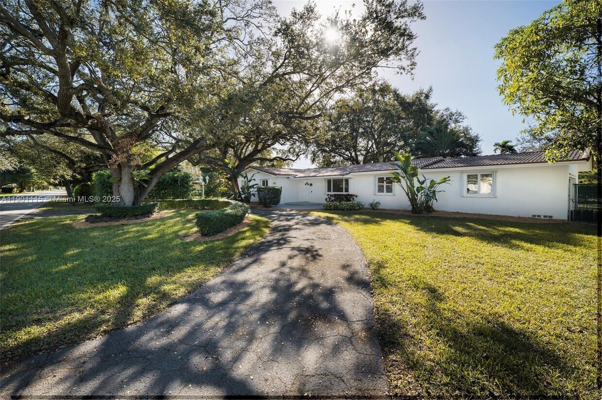 Foto principal - 8390 SW 132nd St