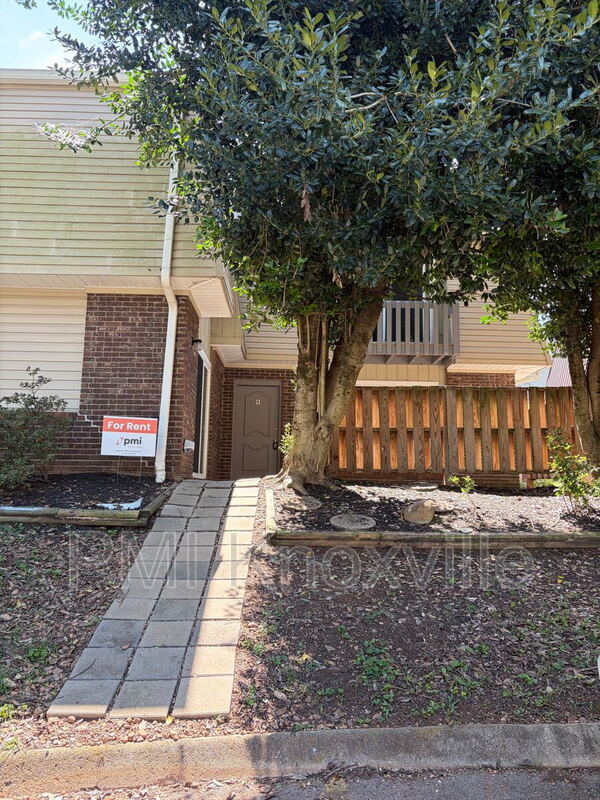 Building Photo - 9120 Woodpark Ln NW