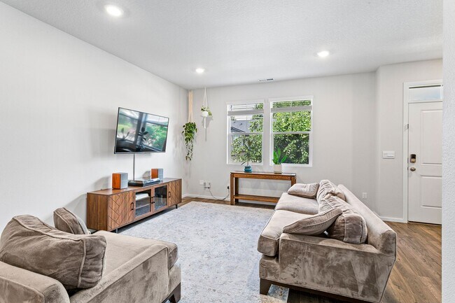 Building Photo - 3BD 2.5BA + Townhouse w/2-Car Garage + AC
