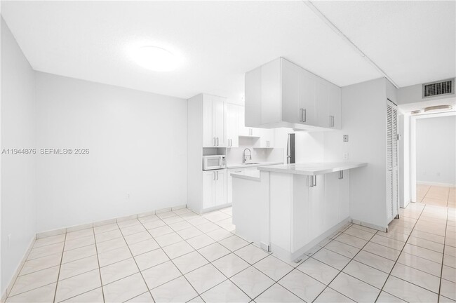 Building Photo - 7100 Fairway Dr