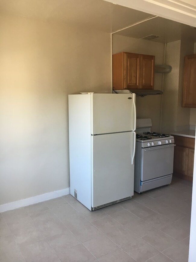 Building Photo - This unit is a Studio, with a giant kitche...