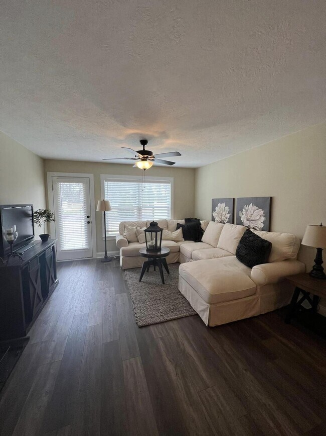 Building Photo - 2233 Perrins Ln