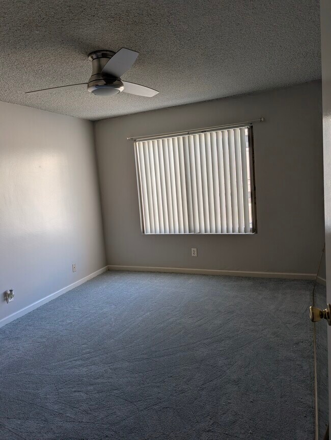 Dormitorio con alfombra nueva y ventilador. - 215 Atlantic Ave