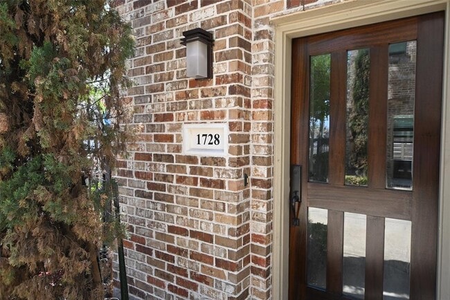 Building Photo - 1728 Live Oak St