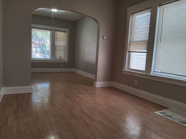 Building Photo - Recently refreshed 2 bed / 1 Bath home fea...