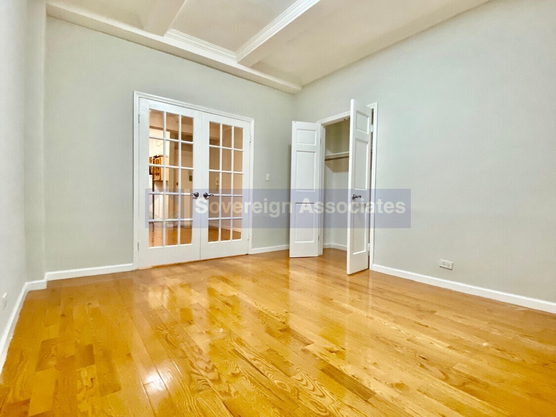 Building Photo - 115 W 71st St