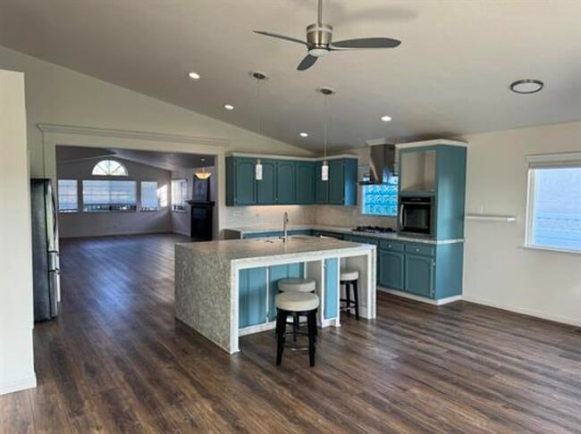 Building Photo - Beautiful single story, 3 bedroom 2 bath home in a gated community!! Available 2/1/26!