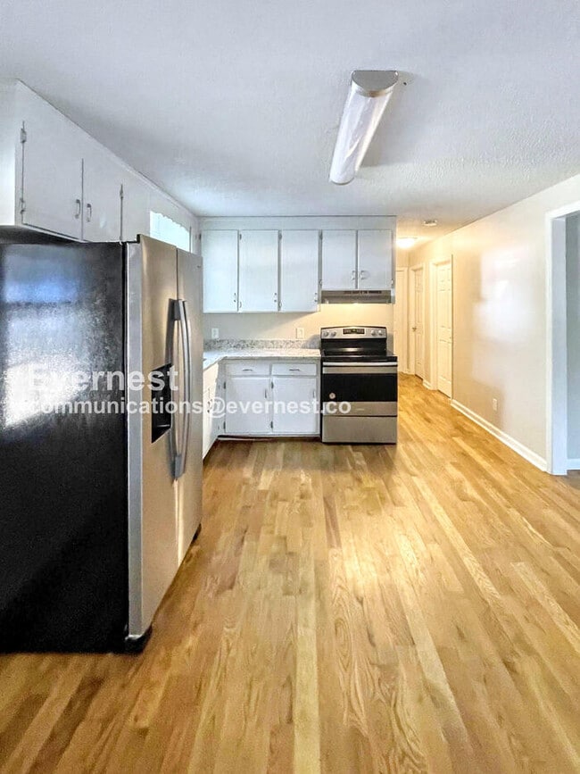 Foto del edificio - 206 E Hillcrest Dr
