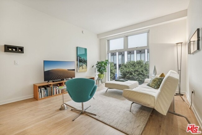 Foto del edificio - 630 W 6th St