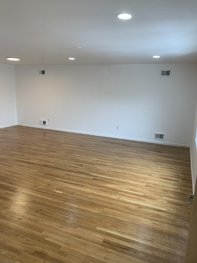 Building Photo - 230 Autumn St