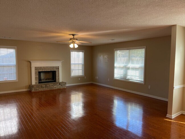 Building Photo - Four oversized bedrooms, Grayson High School