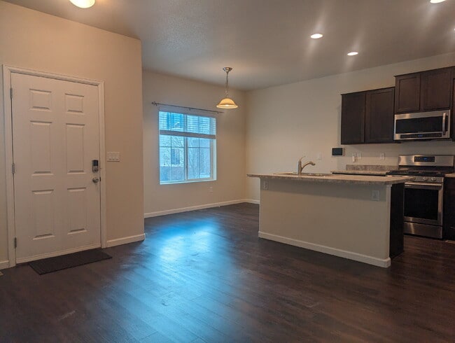 Foto del edificio - Newer 3bdrm/2 1/2 bath townhome in the heart of Longmont!