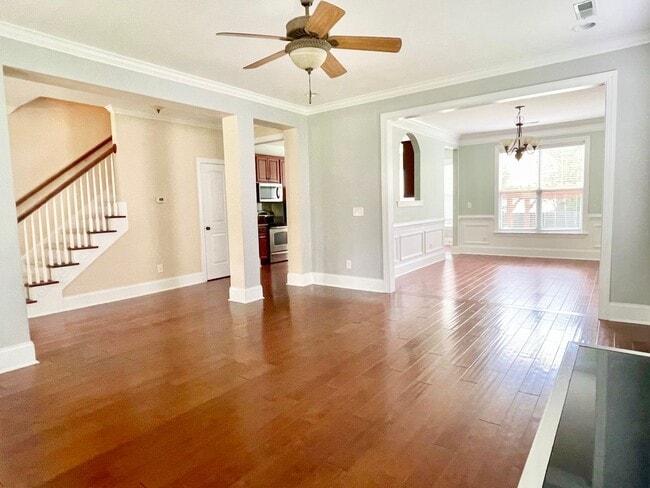 Building Photo - Gorgeous Home in Hunt Club!