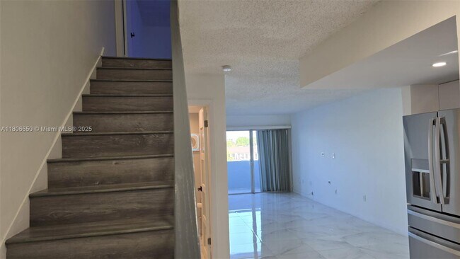 Building Photo - 9359 Fontainebleau Blvd