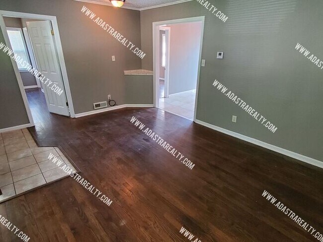 Foto del edificio - Remodeled 2 Bedroom Raytown Home w/Potential 3rd Bedroom-Coming SOON!!