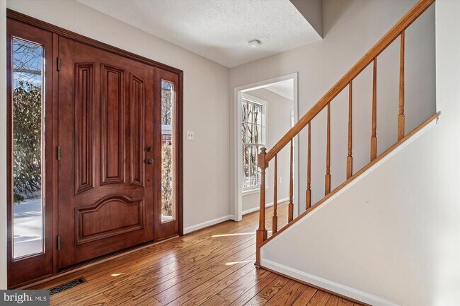 Foto del edificio - 4623 University Dr