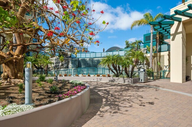 Foto del edificio - Spectacular Marina District 3-Bedroom Pent...