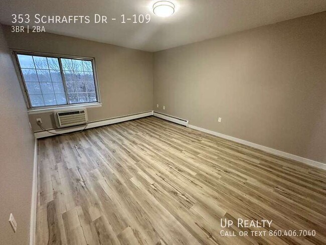 Foto del edificio - 353 Schraffts Dr
