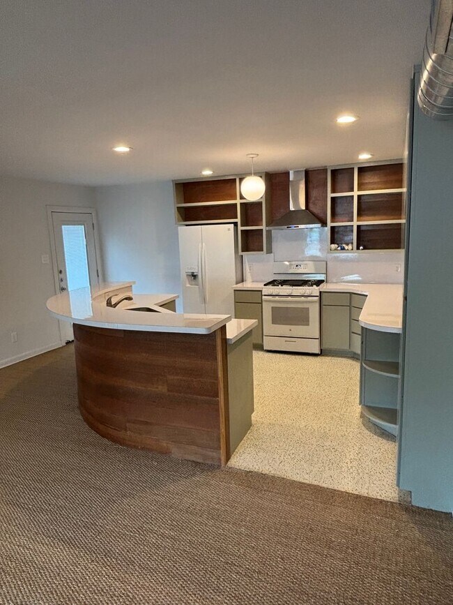Building Photo - Mid Century Charmer