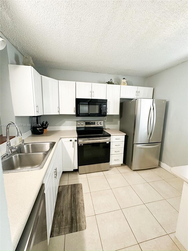 Building Photo - 2860 Somerset Dr