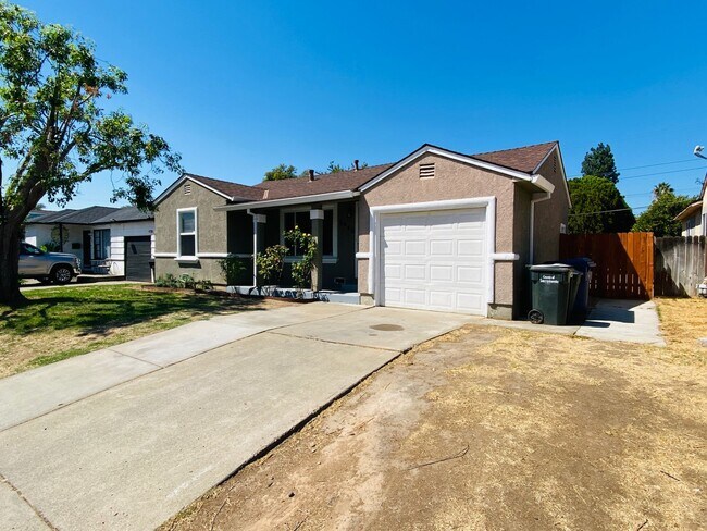Building Photo - $300 MOVE_IN BONUS. Adorable 2 Bedroom Hom...