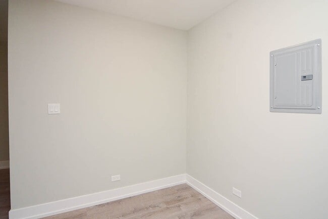 Building Photo - 527 W Surf St