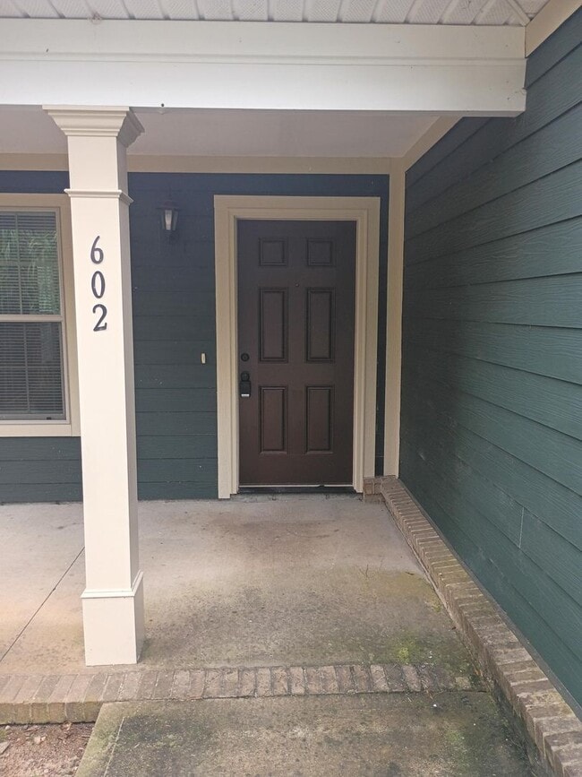 Building Photo - Beautiful Three Bedroom, Two Bathroom Sing...