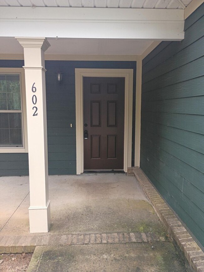 Foto del edificio - Beautiful Three Bedroom, Two Bathroom Sing...